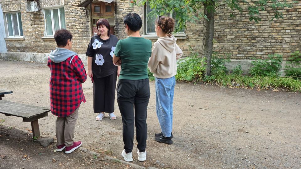 Сегодня, управляющий делами администрации городского округа Дебальцево Инна Рудакова провела встречу с жителями по ул. Ленина 18. Глава Донецкой Народной Республики акцентирует особое внимание на прямой диалог власти с... Сегодня, управляющий делами администрации городского округа Дебальцево Инна Рудакова провела встречу с жителями по ул. Ленина 18. Глава Донецкой Народной Республики акцентирует особое внимание на прямой диалог власти с...