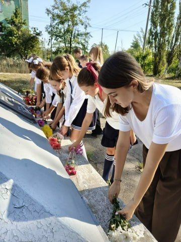 В ГБОУ "Школа №2 г.о. Дебальцево" прошел митинг, посвященный Дню освобождения Донбасса у памятника воинам-землякам В ГБОУ "Школа №2 г.о. Дебальцево" прошел митинг, посвященный Дню освобождения Донбасса у памятника воинам-землякам