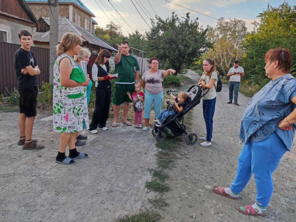 По поручению Главы Донецкой Народной Республики Дениса Владимировича Пушилина, депутат «Единой России» Евгения Мажара, провела сход с жителями Ленинского района По поручению Главы Донецкой Народной Республики Дениса Владимировича Пушилина, депутат «Единой России» Евгения Мажара, провела сход с жителями Ленинского района