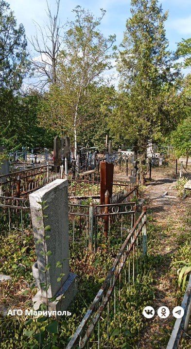 Мариупольские коммунальщики продолжают благоустройство ритуальных мест Мариупольские коммунальщики продолжают благоустройство ритуальных мест