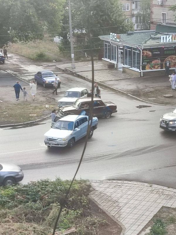 Обвалившийся дом и десятки поваленных деревьев: в Донецке разгребают последствия стихии Обвалившийся дом и десятки поваленных деревьев: в Донецке разгребают последствия стихии