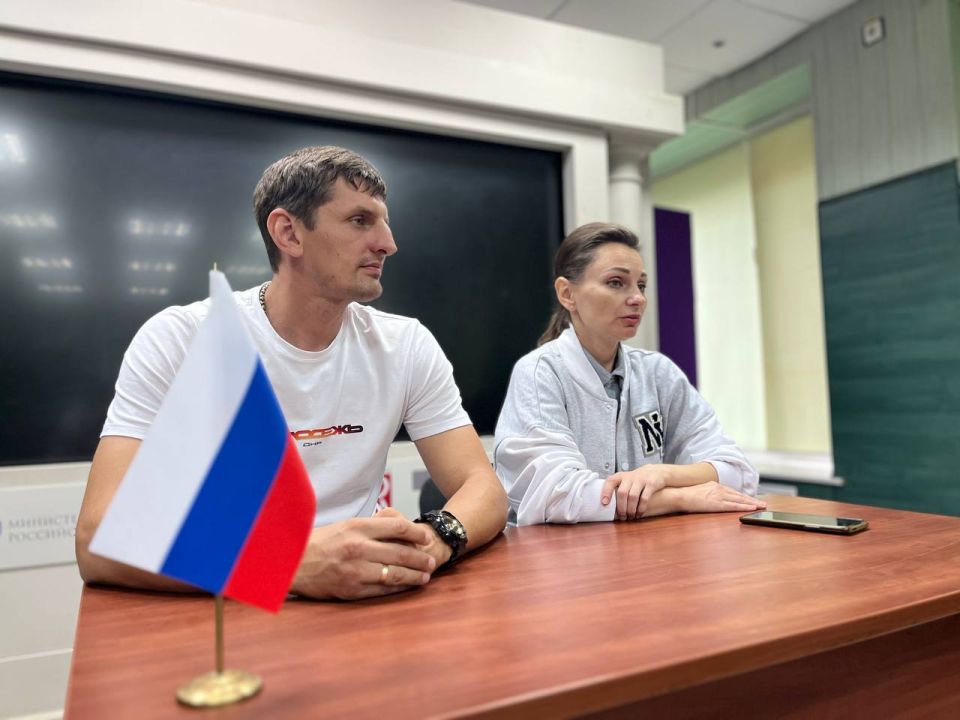 Встреча с молодежью Мангуша: карьера врача и общественная жизнь Встреча с молодежью Мангуша: карьера врача и общественная жизнь