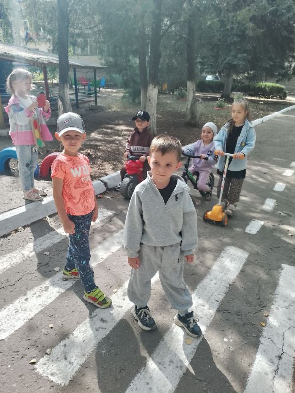 В рамках исполнения годового плана в ГКДОУ №10 "Радуга" проходит месячник безопасности на дороге В рамках исполнения годового плана в ГКДОУ №10 "Радуга" проходит месячник безопасности на дороге