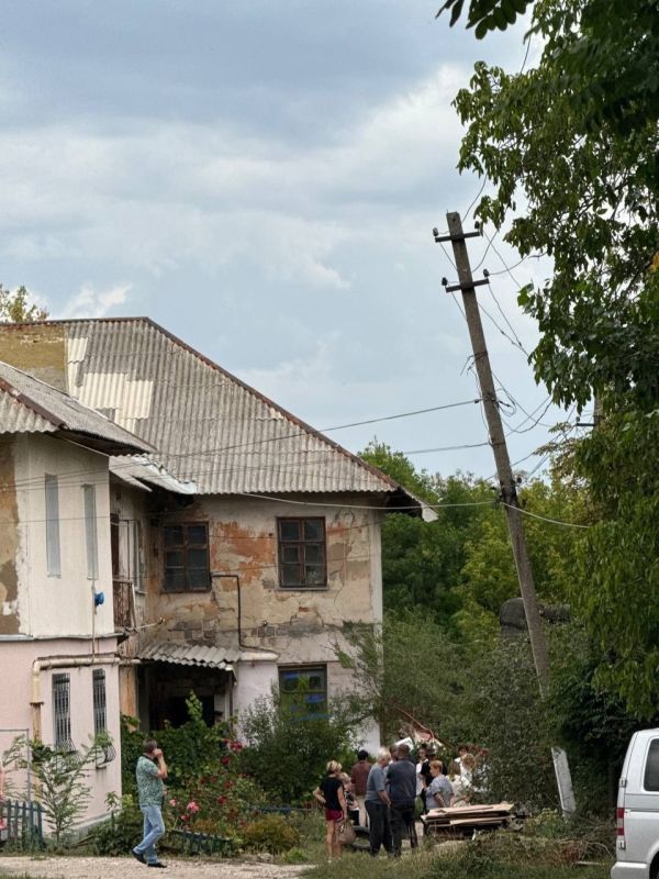Обвалившийся дом и десятки поваленных деревьев: в Донецке разгребают последствия стихии Обвалившийся дом и десятки поваленных деревьев: в Донецке разгребают последствия стихии