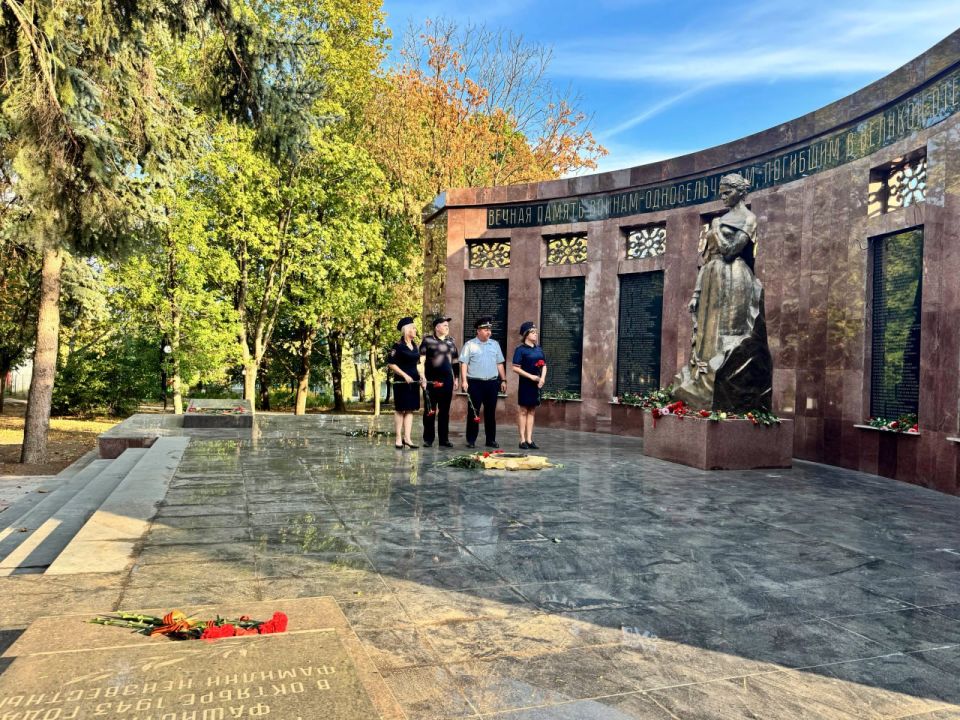 Полицейские возложили цветы к мемориалу Полицейские возложили цветы к мемориалу