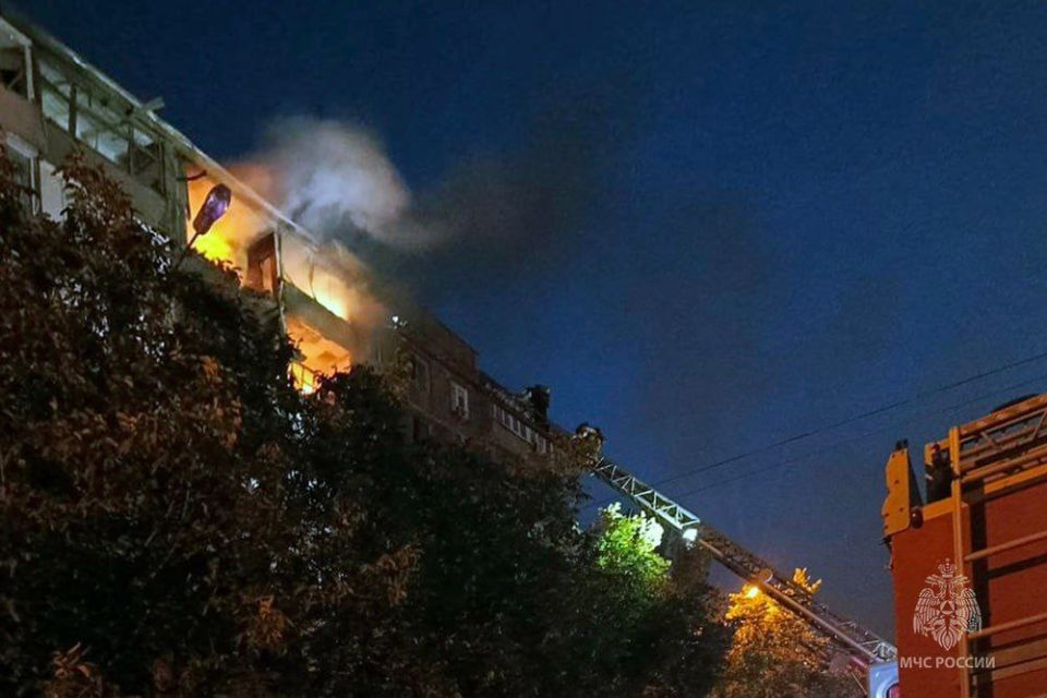 Сотрудники МЧС России ликвидировали пожар из-за атаки БПЛА в Макеевке Сотрудники МЧС России ликвидировали пожар из-за атаки БПЛА в Макеевке