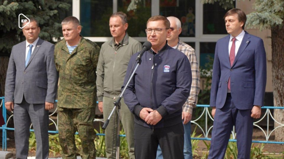 Владимир Якушев, Денис Пушилин и Сергей Кравцов открыли в ДНР школу имени российского и американского военнослужащих СВО Владимир Якушев, Денис Пушилин и Сергей Кравцов открыли в ДНР школу имени российского и американского военнослужащих СВО
