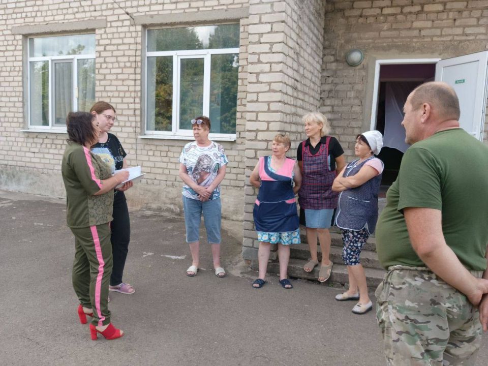 Денис Зубов: Встреча с коллективом. Сегодня, 9 сентября, заместитель главы администрации городского округа Иловайск, Елена Кочетова, провела встречу с коллективом детского сада №3 "Ласточка" Денис Зубов: Встреча с коллективом. Сегодня, 9 сентября, заместитель главы администрации городского округа Иловайск, Елена Кочетова, провела встречу с коллективом детского сада №3 "Ласточка"