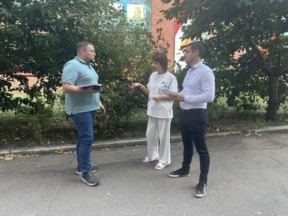 ВСТРЕЧИ С ЖИТЕЛЯМИ. Во исполнение поручения Главы Донецкой Народной Республики Дениса Пушилина, 9 сентября 2025 года, депутаты Ясиноватского муниципального совета Донецкой Народной Республики от фракции «Единая Россия» -... ВСТРЕЧИ С ЖИТЕЛЯМИ. Во исполнение поручения Главы Донецкой Народной Республики Дениса Пушилина, 9 сентября 2025 года, депутаты Ясиноватского муниципального совета Донецкой Народной Республики от фракции «Единая Россия» -...