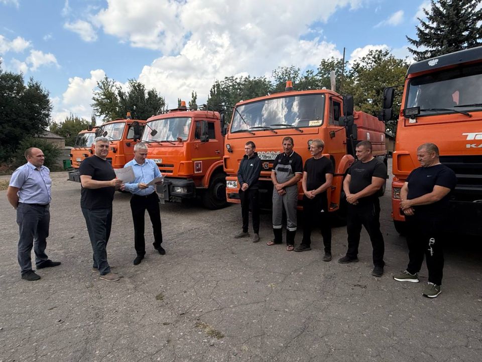 Начальник Моспинского территориального управления администрации городского округа Донецк Стрельченко Олег Владимирович вручил благодарности водителям ГБУ «Автомобильные дороги СЗАО» г. Москвы Начальник Моспинского территориального управления администрации городского округа Донецк Стрельченко Олег Владимирович вручил благодарности водителям ГБУ «Автомобильные дороги СЗАО» г. Москвы