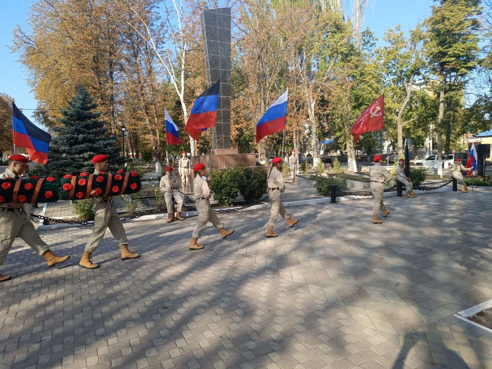 Волновахская "Юнармия" приняла участие в памятной церемонии, посвященной 82-й годовщине освобождения Донбасса Волновахская "Юнармия" приняла участие в памятной церемонии, посвященной 82-й годовщине освобождения Донбасса