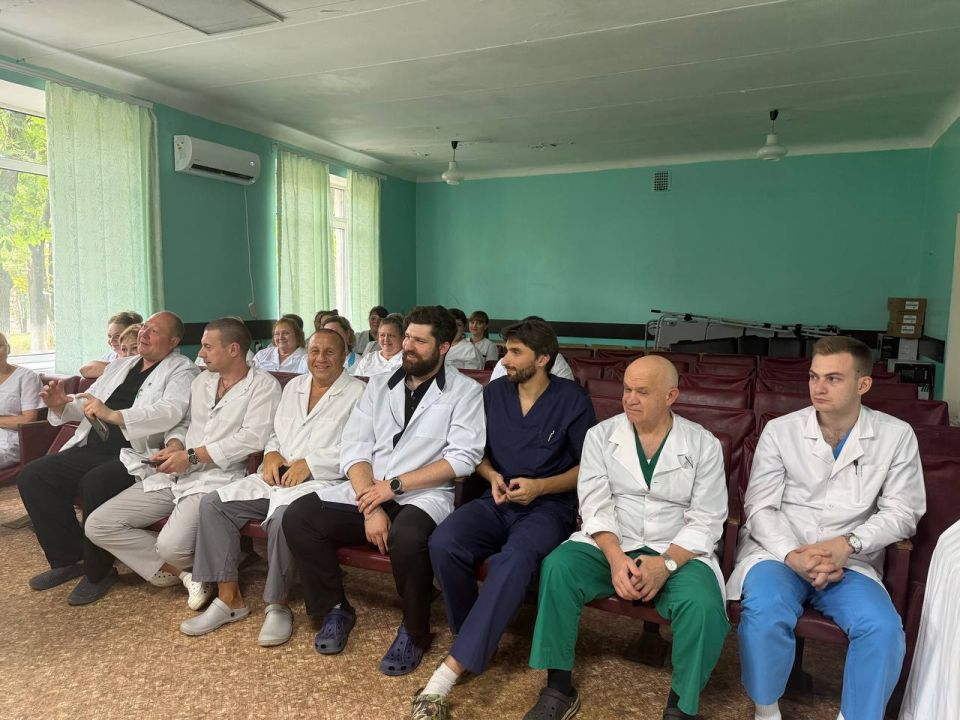 Сегодня депутат Донецкого городского совета Илона Немсадзе провела встречу с трудовым коллективом поликлиники центральной городской клинической больницы № 9. Мероприятие прошло в рамках политики Главы Донецкой Народной... Сегодня депутат Донецкого городского совета Илона Немсадзе провела встречу с трудовым коллективом поликлиники центральной городской клинической больницы № 9. Мероприятие прошло в рамках политики Главы Донецкой Народной...