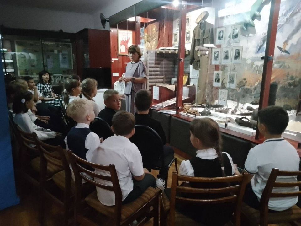В Музее истории города Харцызска продолжаются экскурсии ,посвященные дню освобождения Донбасса от немецко-фашистских захватчиков ( 1943 год) В Музее истории города Харцызска продолжаются экскурсии ,посвященные дню освобождения Донбасса от немецко-фашистских захватчиков ( 1943 год)