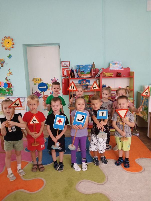 В рамках исполнения годового плана в ГКДОУ №10 "Радуга" проходит месячник безопасности на дороге В рамках исполнения годового плана в ГКДОУ №10 "Радуга" проходит месячник безопасности на дороге