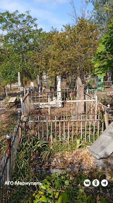 Мариупольские коммунальщики продолжают благоустройство ритуальных мест Мариупольские коммунальщики продолжают благоустройство ритуальных мест