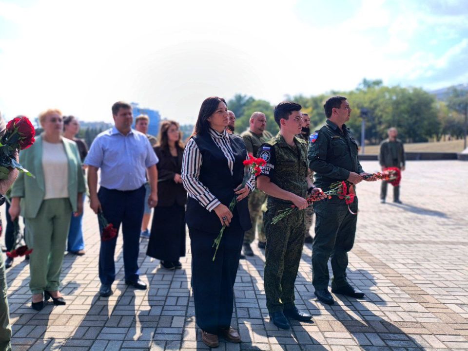 Анна Кондрыкинская: Вместе с коллегами-партийцами «ЕДИНОЙ РОССИИ» в День освобождения Донбасса у монумента «Твоим освободителям, Донбасс» возложила цветы к Вечному огню Анна Кондрыкинская: Вместе с коллегами-партийцами «ЕДИНОЙ РОССИИ» в День освобождения Донбасса у монумента «Твоим освободителям, Донбасс» возложила цветы к Вечному огню
