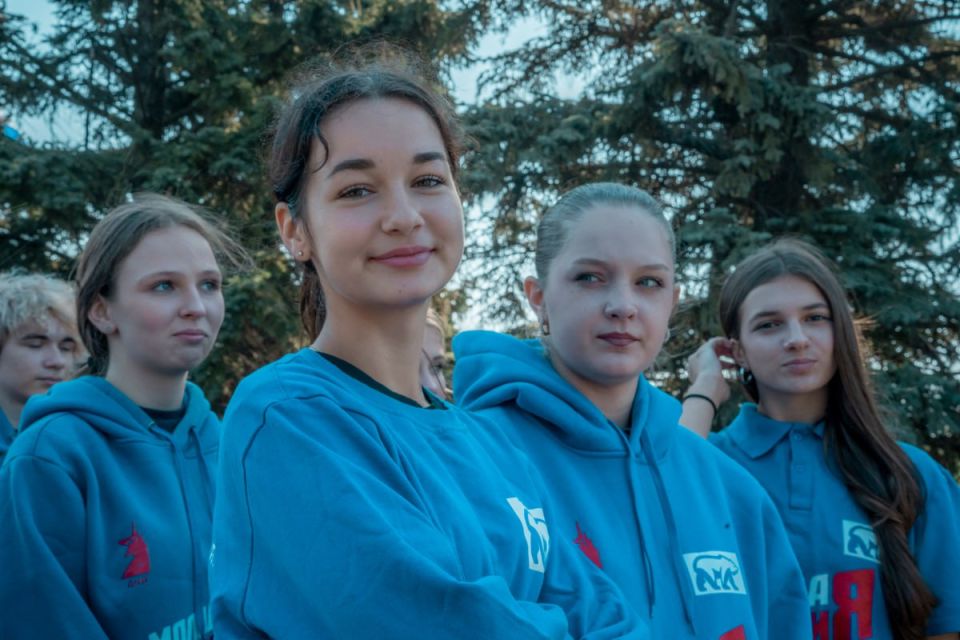 Пели «Катюшу», развернули Знамя Победы — студенты ДонНУЭТ участвовали в памятной акции ко Дню освобождения Донбасса Пели «Катюшу», развернули Знамя Победы — студенты ДонНУЭТ участвовали в памятной акции ко Дню освобождения Донбасса
