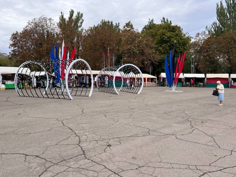 В рамках партийного проекта «Предпринимательство» партии «Единая Россия» администрацией Волновахского муниципального округа при содействии участников выставочно-ярмарочной деятельности (г. Королёв, Московская область) на... В рамках партийного проекта «Предпринимательство» партии «Единая Россия» администрацией Волновахского муниципального округа при содействии участников выставочно-ярмарочной деятельности (г. Королёв, Московская область) на...