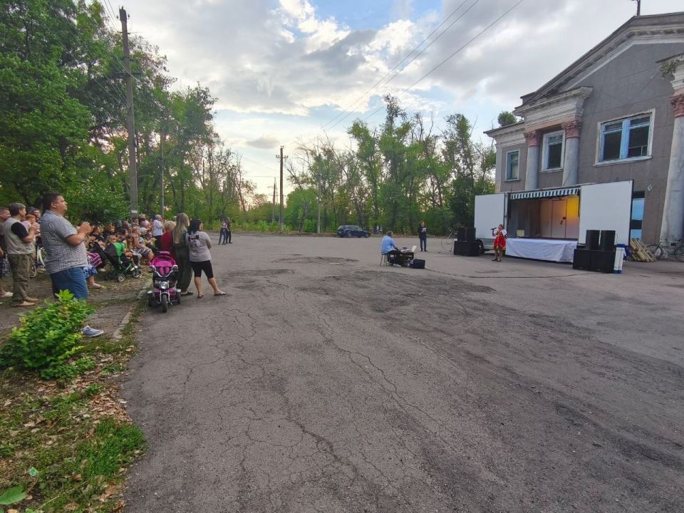 8 сентября для жителей поселка Стройуправления городского округа Торез была организована выездная концертная программа «Непокорённый наш Донбасс», подготовленная творческой бригадой МБУ «Дворец культуры им. В. Маяковского г.... 8 сентября для жителей поселка Стройуправления городского округа Торез была организована выездная концертная программа «Непокорённый наш Донбасс», подготовленная творческой бригадой МБУ «Дворец культуры им. В. Маяковского г....