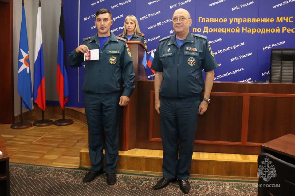 Дело храбрых: в Донецкой Народной Республике наградили сотрудников МЧС России Дело храбрых: в Донецкой Народной Республике наградили сотрудников МЧС России