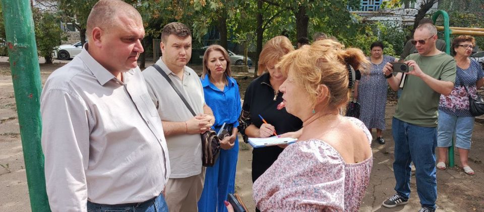 Сегодня, 9 сентября 2025 года, по поручению Главы Республики Дениса Пушилина и в рамках проекта "Управдом", реализуемого Единой Россией провел встречу с жителями по адресу: ул. Шутова, 16 Сегодня, 9 сентября 2025 года, по поручению Главы Республики Дениса Пушилина и в рамках проекта "Управдом", реализуемого Единой Россией провел встречу с жителями по адресу: ул. Шутова, 16