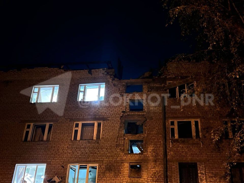 В результате удара по дому на улице Отважных, 7 обвалились лестничные пролёты и крыша В результате удара по дому на улице Отважных, 7 обвалились лестничные пролёты и крыша