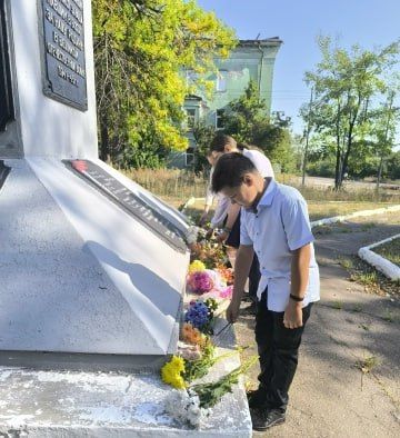 В ГБОУ "Школа №2 г.о. Дебальцево" прошел митинг, посвященный Дню освобождения Донбасса у памятника воинам-землякам В ГБОУ "Школа №2 г.о. Дебальцево" прошел митинг, посвященный Дню освобождения Донбасса у памятника воинам-землякам