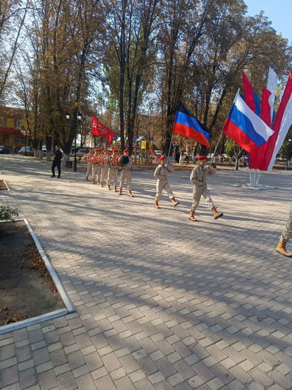 Волновахская "Юнармия" приняла участие в памятной церемонии, посвященной 82-й годовщине освобождения Донбасса Волновахская "Юнармия" приняла участие в памятной церемонии, посвященной 82-й годовщине освобождения Донбасса