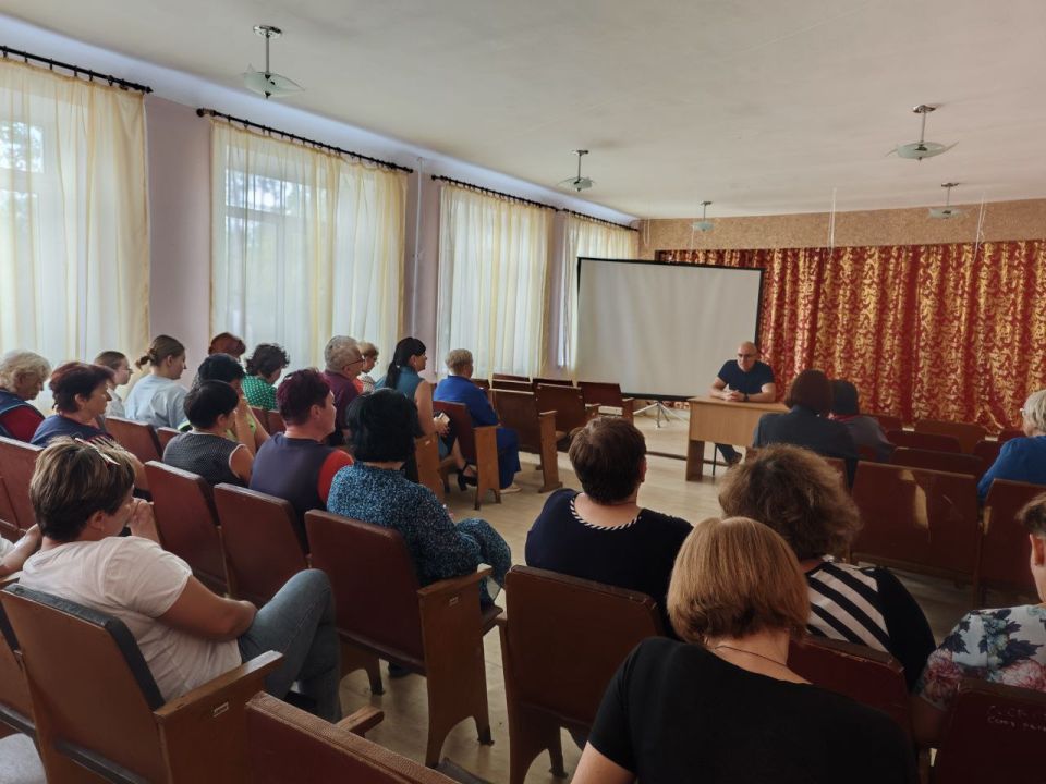 Во исполнение поручения Главы ДНР Дениса Пушилина о постоянном диалоге с людьми, 09 сентября августа 2025 года первый заместитель главы администрации городского округа Дебальцево Максим Вельма провел встречу с трудовым... Во исполнение поручения Главы ДНР Дениса Пушилина о постоянном диалоге с людьми, 09 сентября августа 2025 года первый заместитель главы администрации городского округа Дебальцево Максим Вельма провел встречу с трудовым...