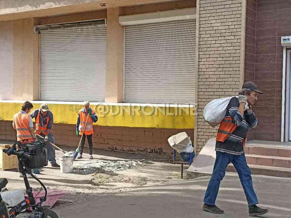 В Куйбышевском районе Донецка устраняют последствия обстрела В Куйбышевском районе Донецка устраняют последствия обстрела