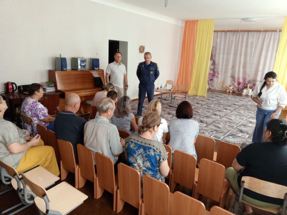 Александр Пеняев: Сегодня, 09 сентября, провел важную встречу с коллективом детского сада №5. Вместе с нами был начальник отдела надзорной деятельности и профилактической работы Евгений Анатольевич Толстых, который подробно... Александр Пеняев: Сегодня, 09 сентября, провел важную встречу с коллективом детского сада №5. Вместе с нами был начальник отдела надзорной деятельности и профилактической работы Евгений Анатольевич Толстых, который подробно...