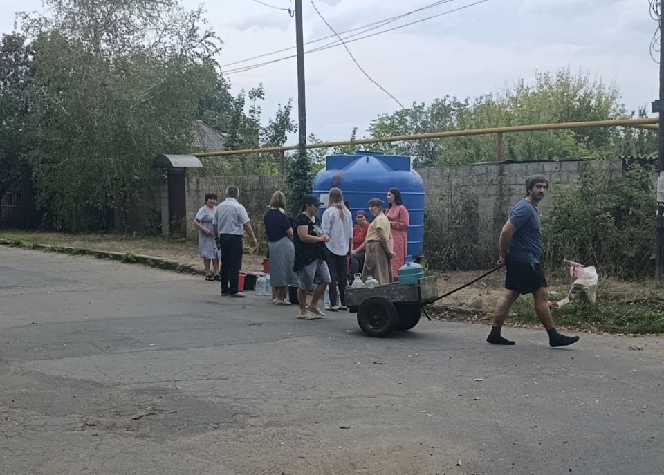 Иван Адамец: Прибыв по поручению Главы Донецкой Народной Республики Дениса Пушилина на улицу Правды, 57 депутат Донецкого городского совета Герман Полунин лично проконтролировал подвоз технической воды в установленную емкость Иван Адамец: Прибыв по поручению Главы Донецкой Народной Республики Дениса Пушилина на улицу Правды, 57 депутат Донецкого городского совета Герман Полунин лично проконтролировал подвоз технической воды в установленную емкость