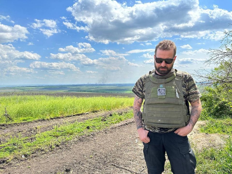 Эксклюзивное интервью военкора агентства ANNA NEWS Марии Коледа с Андреем Михеевым, который в свое время был главным редактором телеканала LifeNews, главным продюсером «видеодирекции» холдинга Rambler&Co, генеральным... Эксклюзивное интервью военкора агентства ANNA NEWS Марии Коледа с Андреем Михеевым, который в свое время был главным редактором телеканала LifeNews, главным продюсером «видеодирекции» холдинга Rambler&Co, генеральным...