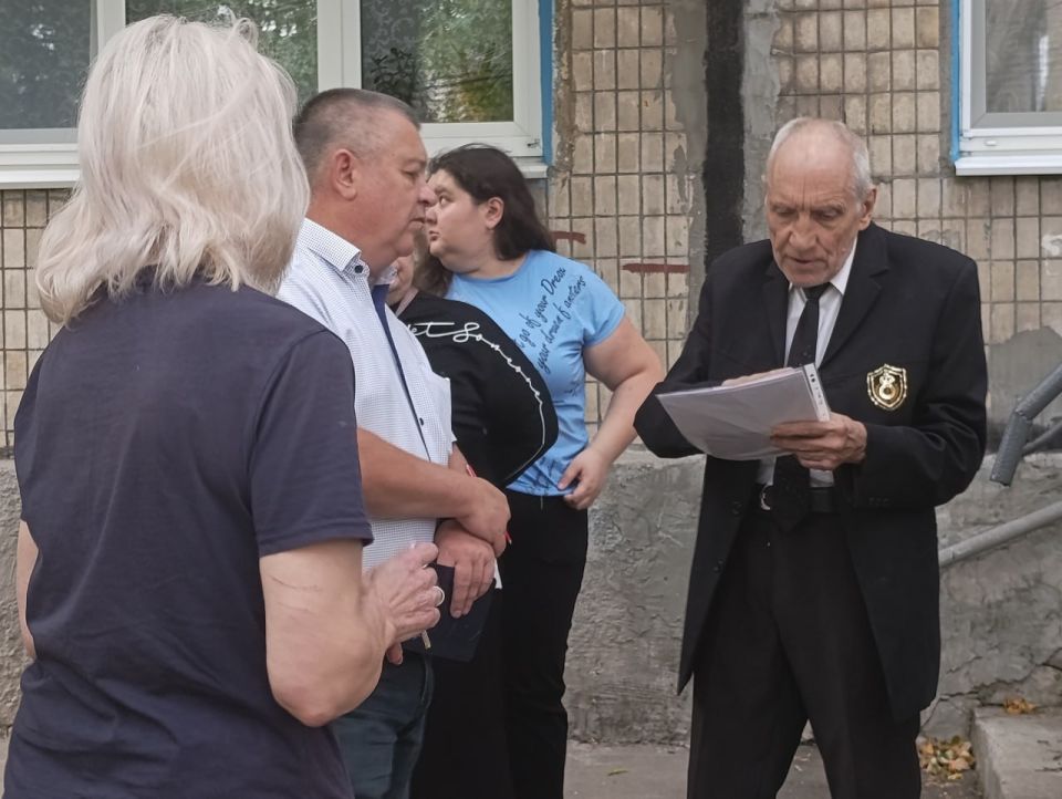 Иван Адамец: Депутат Донецкого городского совета Герман Полунин по поручению главы ДНР Дениса Пушилина провел встречу с жителями дома на проспекте Панфилова, 116 Иван Адамец: Депутат Донецкого городского совета Герман Полунин по поручению главы ДНР Дениса Пушилина провел встречу с жителями дома на проспекте Панфилова, 116