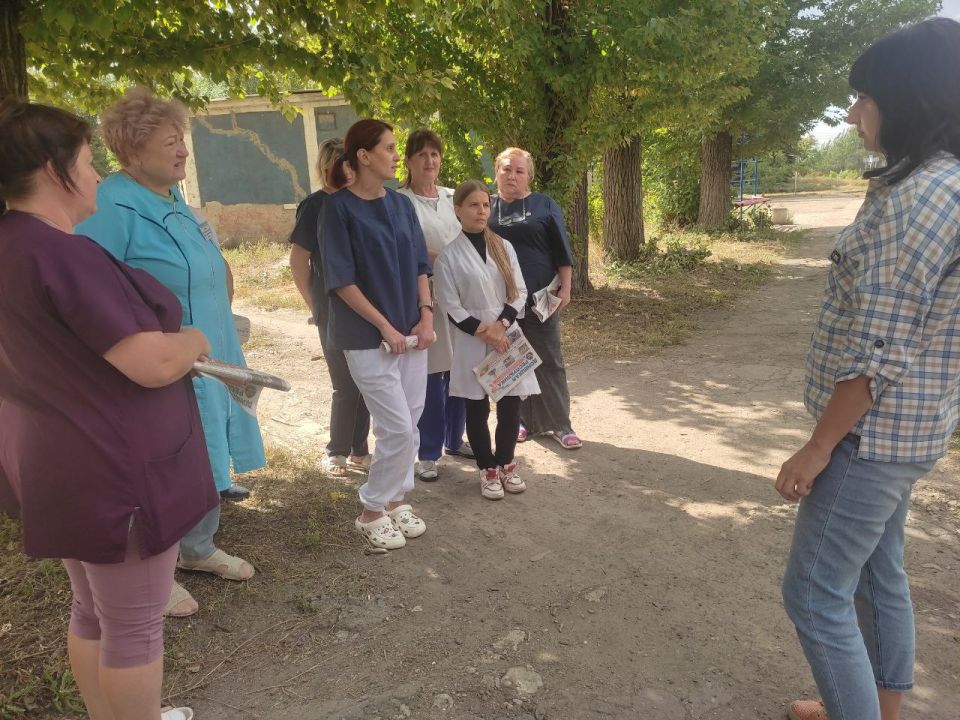 #80регион. 9 сентября, заместитель руководителя Управы Кировского внутригородского района Администрации городского округа Макеевка Донецкой Народной Республики Ирина Воронина провела встречу с жителями района по ул.... #80регион. 9 сентября, заместитель руководителя Управы Кировского внутригородского района Администрации городского округа Макеевка Донецкой Народной Республики Ирина Воронина провела встречу с жителями района по ул....