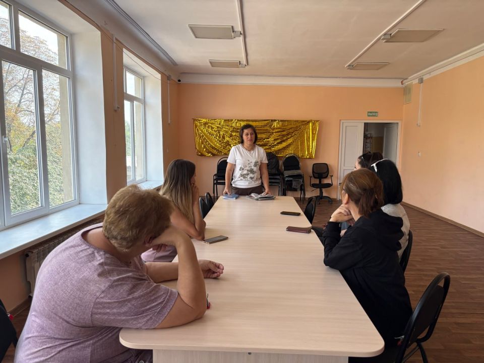 Сегодня депутат Тельмановского муниципального совета Наталья Зубач встретилась с коллективом МБУ ДО "Дом детского и юношеского творчества" Администрации Тельмановского муниципального округа Сегодня депутат Тельмановского муниципального совета Наталья Зубач встретилась с коллективом МБУ ДО "Дом детского и юношеского творчества" Администрации Тельмановского муниципального округа