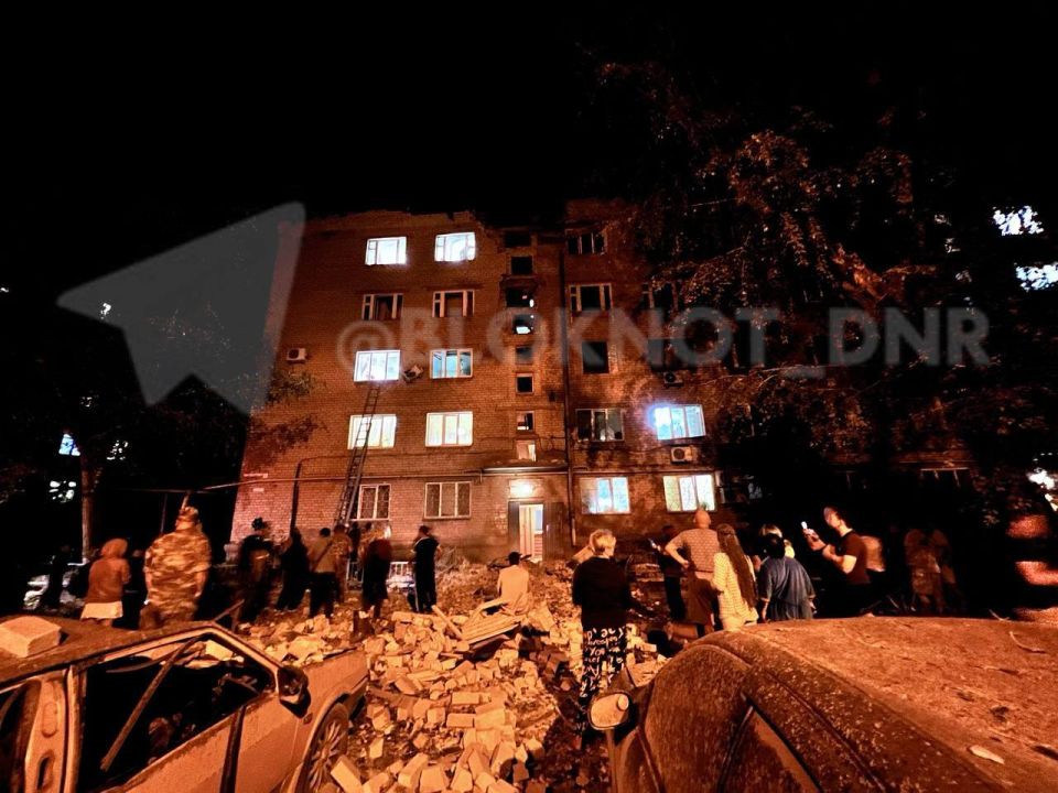 В результате удара по дому на улице Отважных, 7 обвалились лестничные пролёты и крыша В результате удара по дому на улице Отважных, 7 обвалились лестничные пролёты и крыша