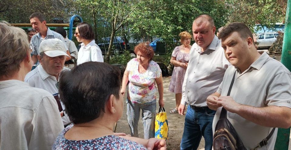 Сегодня, 9 сентября 2025 года, по поручению Главы Республики Дениса Пушилина и в рамках проекта "Управдом", реализуемого Единой Россией провел встречу с жителями по адресу: ул. Шутова, 16 Сегодня, 9 сентября 2025 года, по поручению Главы Республики Дениса Пушилина и в рамках проекта "Управдом", реализуемого Единой Россией провел встречу с жителями по адресу: ул. Шутова, 16