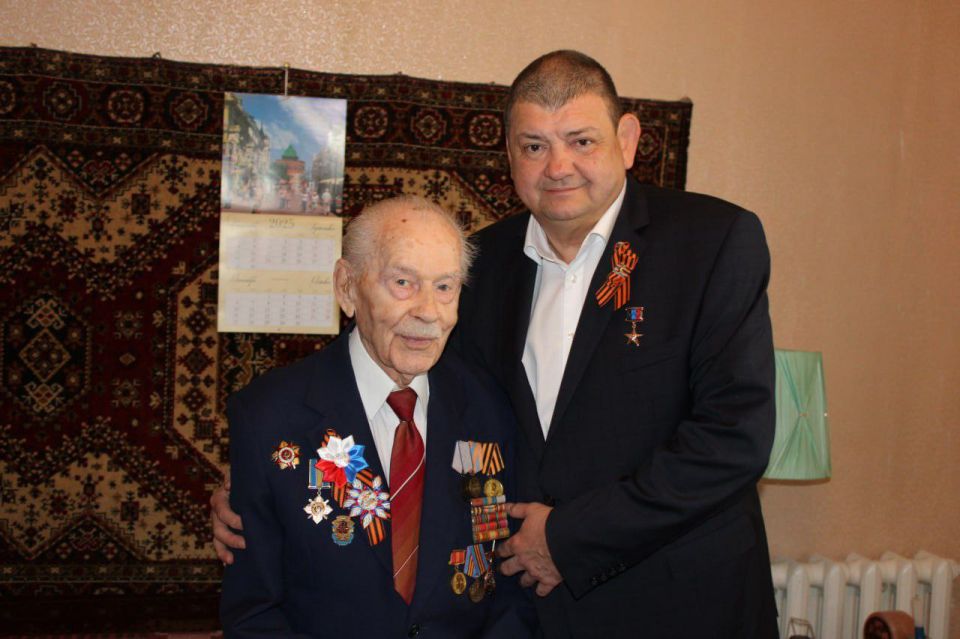 Союзницы поздравили ветерана ВОВ с Днём освобождения Донбасса Союзницы поздравили ветерана ВОВ с Днём освобождения Донбасса