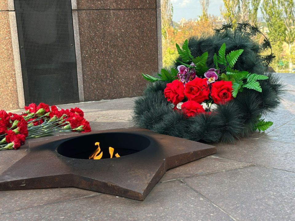 В честь 82-й годовщины освобождения Донбасса от немецко-фашистских захватчиков заместитель Председателя Народного Совета ДНР Андрей Крамар (фракция ЛДПР) почтил память Героев Великой Отечественной войны В честь 82-й годовщины освобождения Донбасса от немецко-фашистских захватчиков заместитель Председателя Народного Совета ДНР Андрей Крамар (фракция ЛДПР) почтил память Героев Великой Отечественной войны