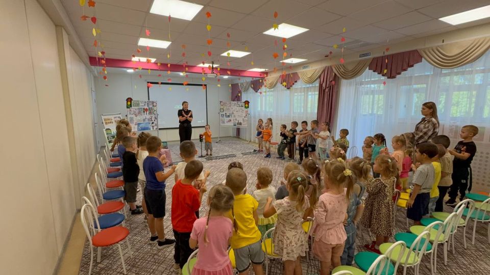 Сотрудники ГАИ провели урок безопасности «Самым маленьким о важном!» Сотрудники ГАИ провели урок безопасности «Самым маленьким о важном!»