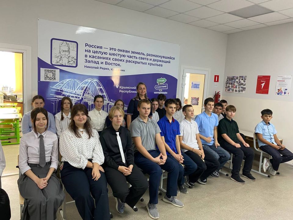 Сотрудники ГАИ Мангуша провели профилактическую беседу по БДД со школьниками Сотрудники ГАИ Мангуша провели профилактическую беседу по БДД со школьниками