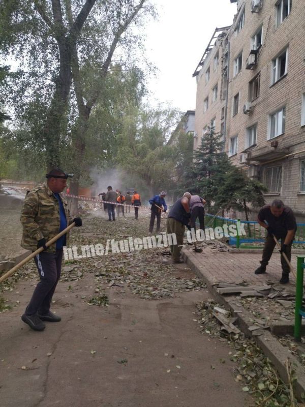 В Будённовском районе Донецка устраняют последствия вчерашнего обстрела В Будённовском районе Донецка устраняют последствия вчерашнего обстрела