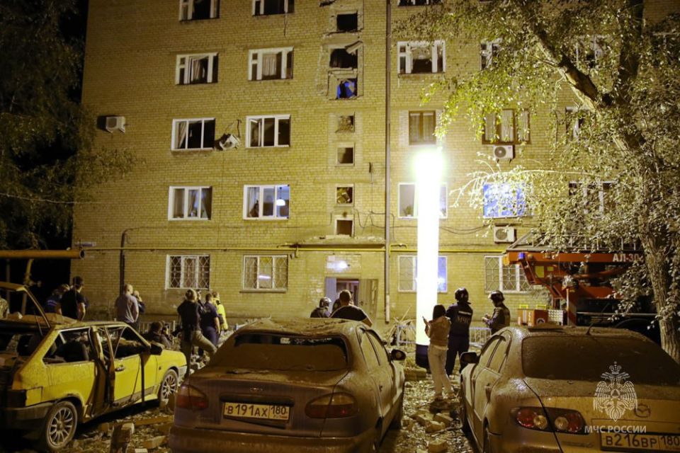 В Донецке сотрудники МЧС России спасли 7 человек после обстрела В Донецке сотрудники МЧС России спасли 7 человек после обстрела