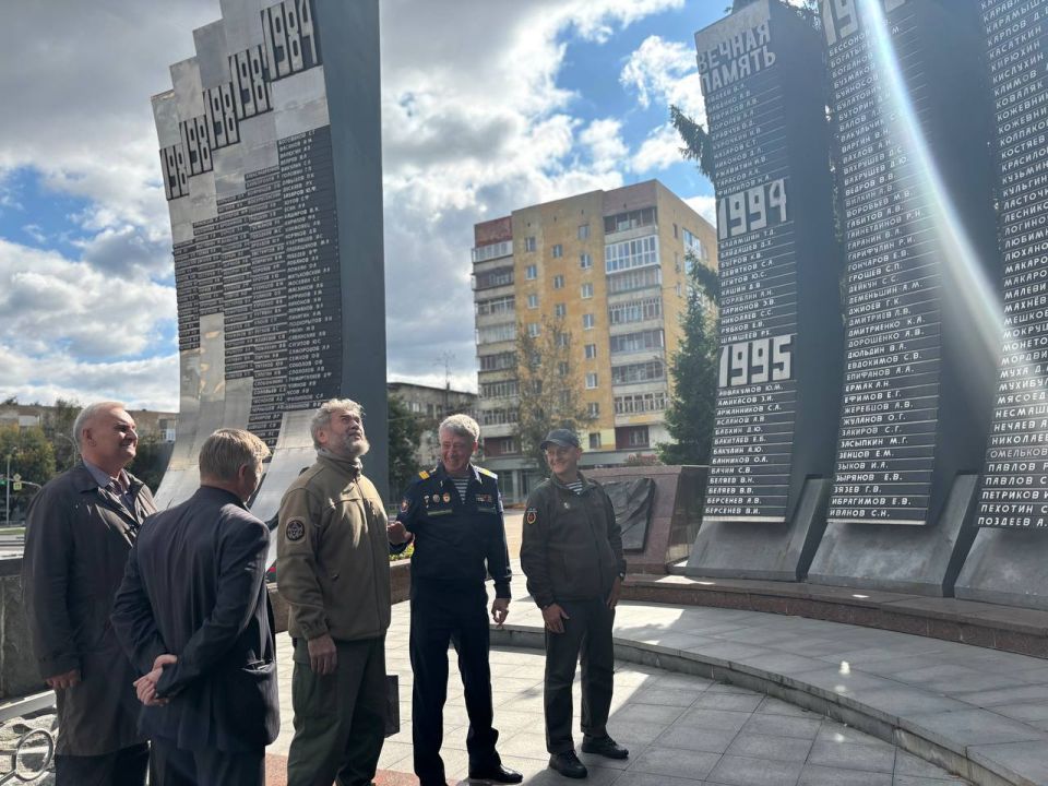 Сегодня с боевыми товарищами мы представили Дмитрию Александровичу Огильцу одно из главных мест нашего боевого братства в Екатеринбурге — мемориал «Чёрный Тюльпан» Сегодня с боевыми товарищами мы представили Дмитрию Александровичу Огильцу одно из главных мест нашего боевого братства в Екатеринбурге — мемориал «Чёрный Тюльпан»