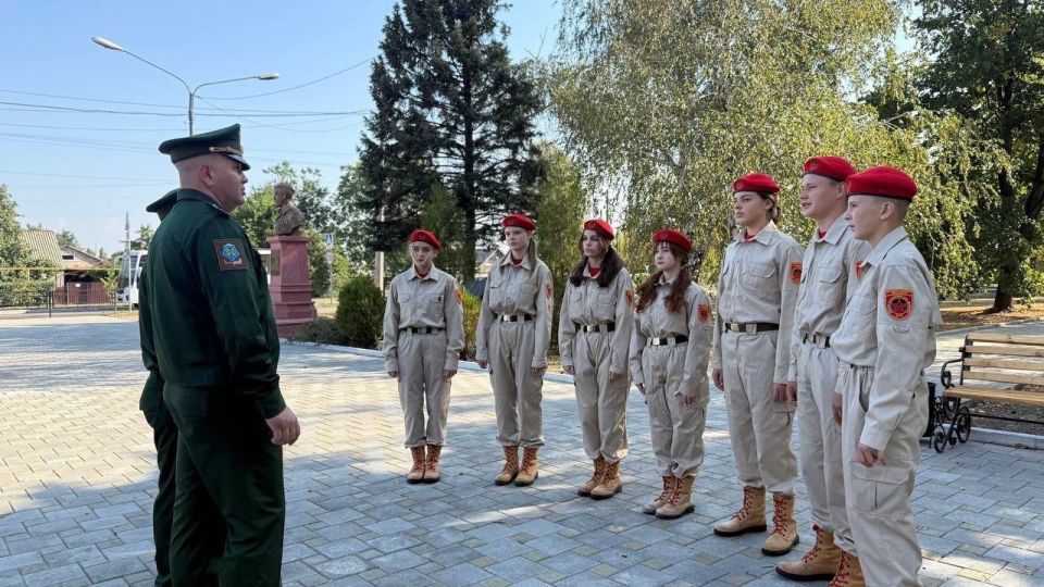 Вандализм - удел слабых. Отдел по делам молодежи и спорта Ясиноватского МО пригласил руководство военного комиссариата Ясиноватая МО для проведения тематического разговора с активистами юнармейского отряда ГБОУ «Школа № 1... Вандализм - удел слабых. Отдел по делам молодежи и спорта Ясиноватского МО пригласил руководство военного комиссариата Ясиноватая МО для проведения тематического разговора с активистами юнармейского отряда ГБОУ «Школа № 1...