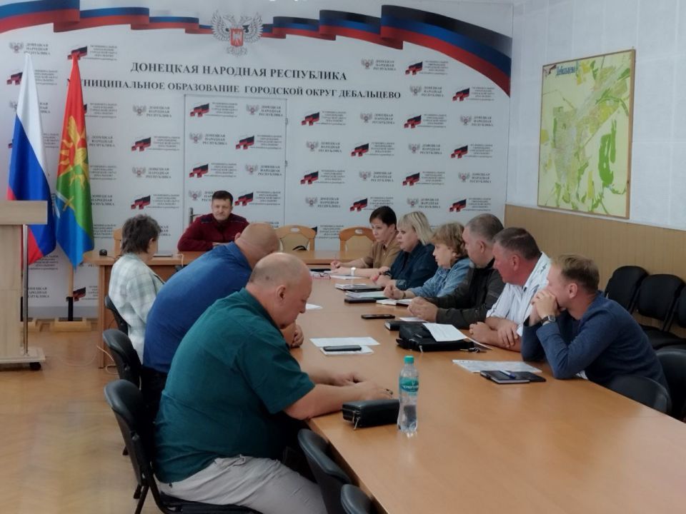 Сегодня, 10 сентября 2025 г., заместитель главы администрации городского округа Дебальцево Виталий Тур провел заседание комиссии по вопросам подготовки объектов жизнеобеспечения, социальной сферы, к работе в осенне-зимний... Сегодня, 10 сентября 2025 г., заместитель главы администрации городского округа Дебальцево Виталий Тур провел заседание комиссии по вопросам подготовки объектов жизнеобеспечения, социальной сферы, к работе в осенне-зимний...