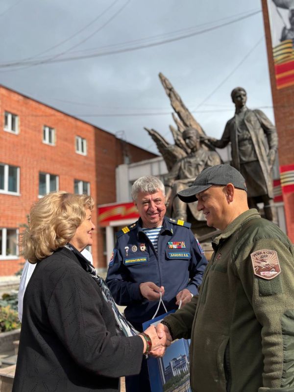 После торжественного открытия «Солдатской библиотеки» мы возложили цветы к памятнику «Военным медикам» на территории Свердловского областного клинического психоневрологического госпиталя для ветеранов войн После торжественного открытия «Солдатской библиотеки» мы возложили цветы к памятнику «Военным медикам» на территории Свердловского областного клинического психоневрологического госпиталя для ветеранов войн