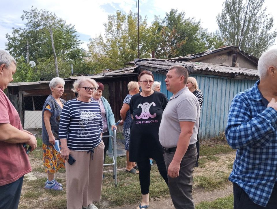 10 сентября руководитель Управы Червоногвардейского внутригородского района Антон Гринзовский провел встречу с жителями жилого массива Дзержинского возле дома № 4 по улице Аварийной 10 сентября руководитель Управы Червоногвардейского внутригородского района Антон Гринзовский провел встречу с жителями жилого массива Дзержинского возле дома № 4 по улице Аварийной