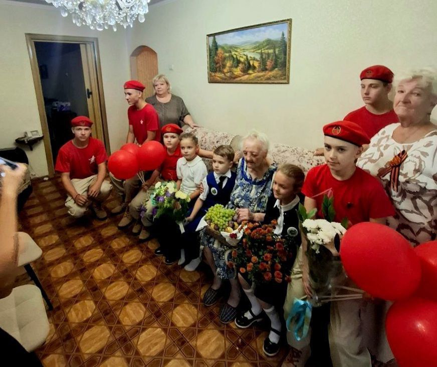 Герои среди нас!. Самые искренние поздравления с Днём освобождения Донбасса от актива партийного проекта «Женского движения Единой России» в Буденновском районе принимала ветеран Великой Отечественной войны, почетный... Герои среди нас!. Самые искренние поздравления с Днём освобождения Донбасса от актива партийного проекта «Женского движения Единой России» в Буденновском районе принимала ветеран Великой Отечественной войны, почетный...